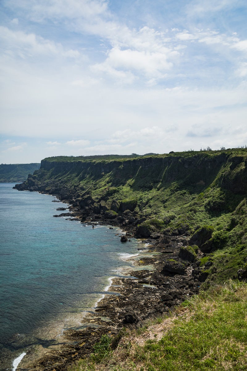 「犬田布岬の断崖絶壁」の写真