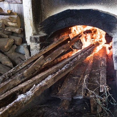 窯を沸騰させるのに薪を燃やすの写真