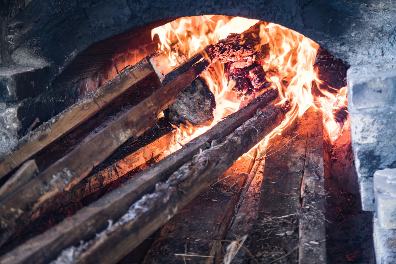 「薪が燃える様子」の写真