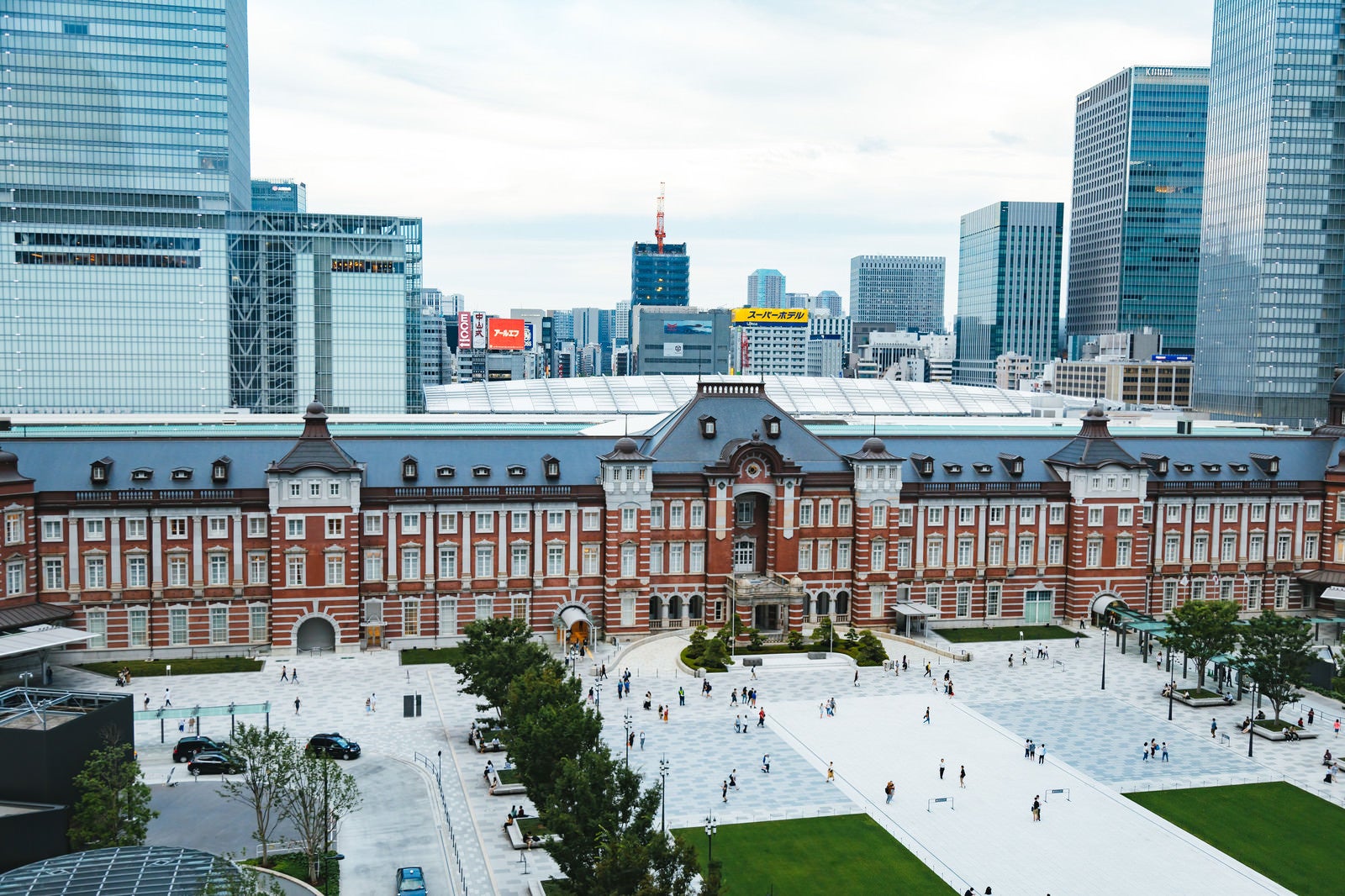 「復原工事が終わった東京駅丸の内前」の写真