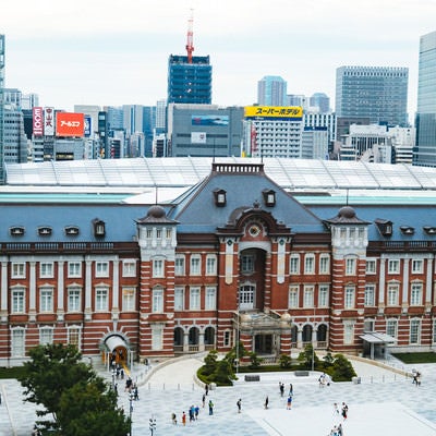 重厚な赤レンガ造りの東京駅の写真