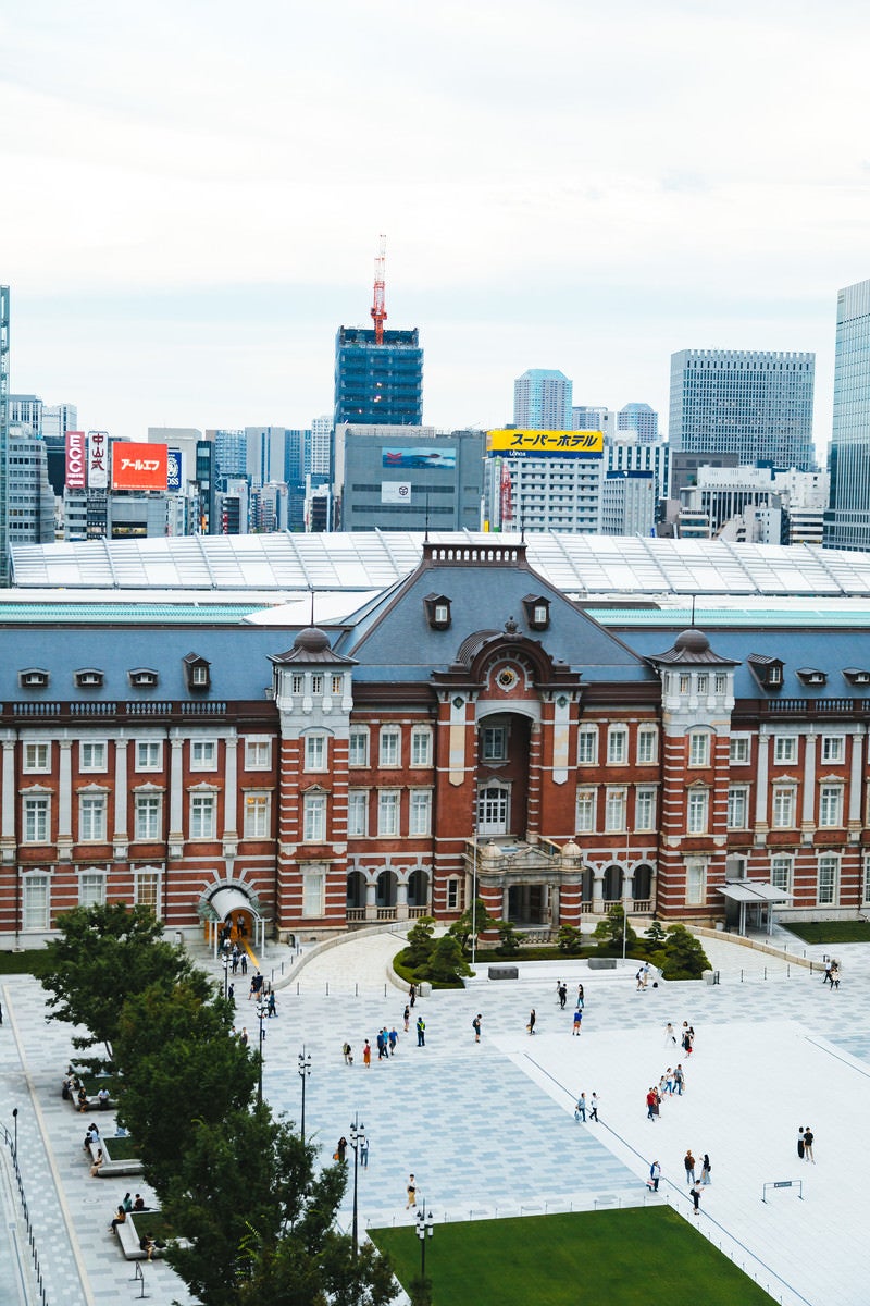 「重厚な赤レンガ造りの東京駅」の写真