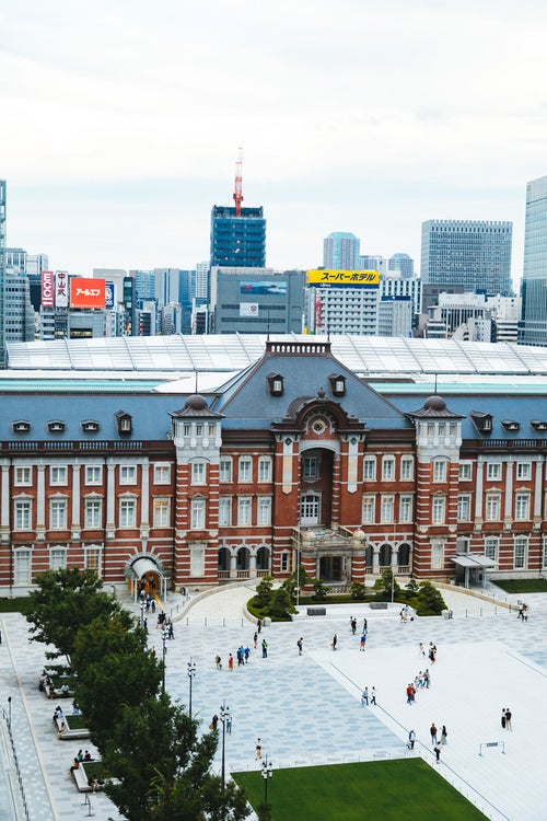 重厚な赤レンガ造りの東京駅の写真