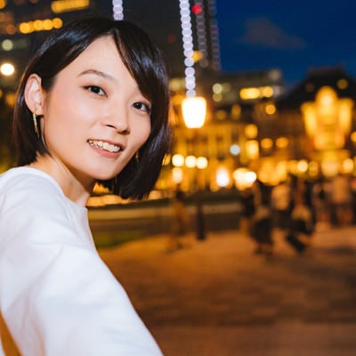 東京駅前で夜景デートに誘う彼女の写真