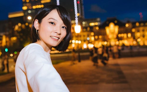 東京駅前で夜景デートに誘う彼女の写真