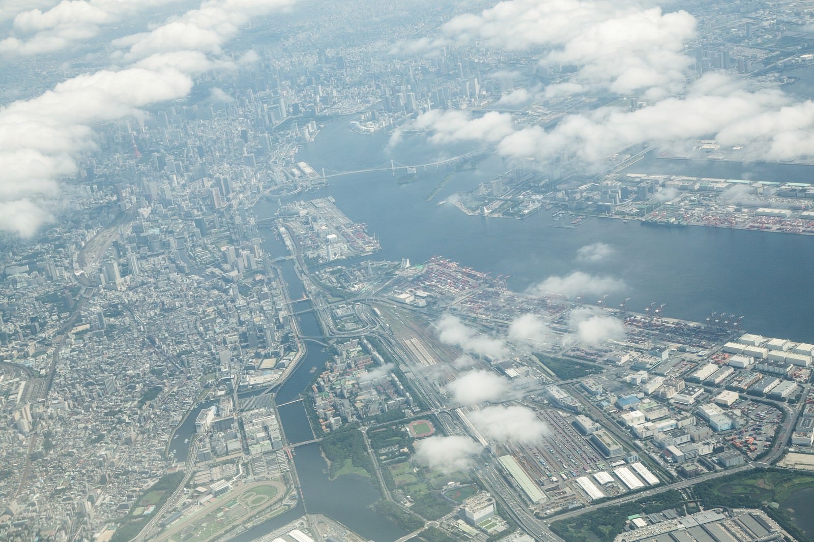 「羽田空港から離陸後の都会の様子」の写真