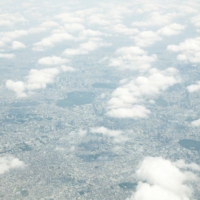 雲の上から東京の様子の写真