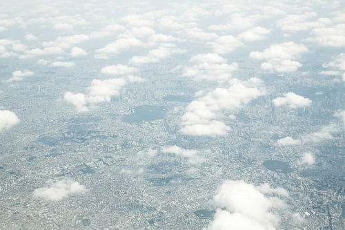 雲の上から東京の様子の写真