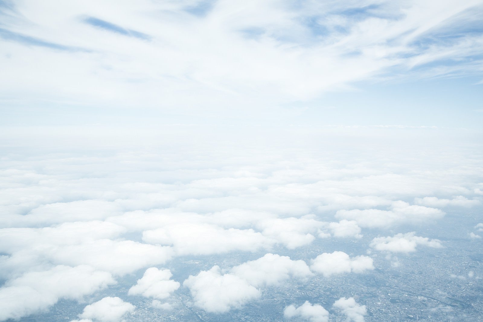 「低い雲と高い位置の雲」の写真