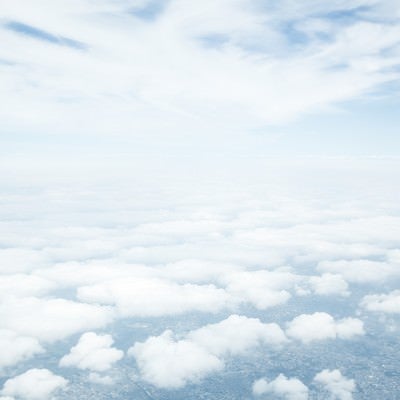 低い雲と高い位置の雲の写真
