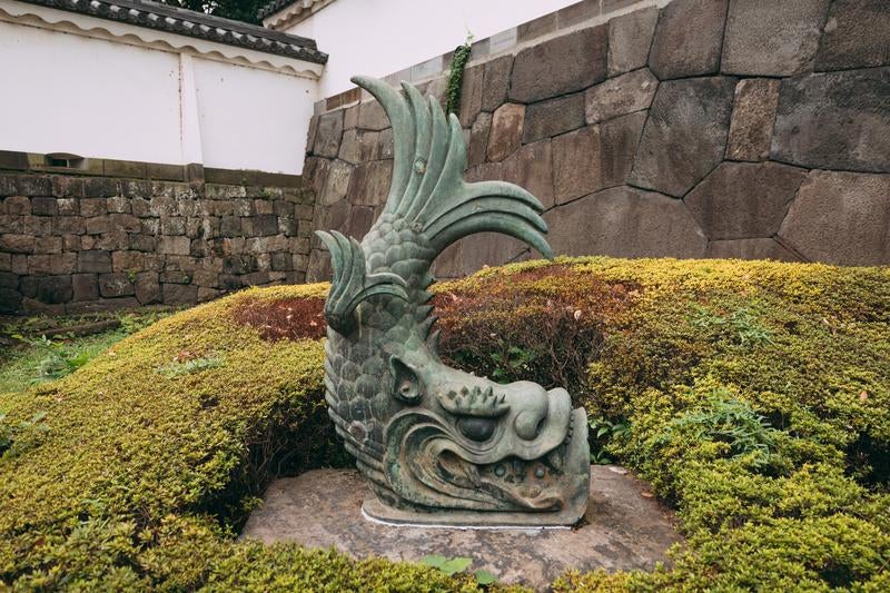 江戸城大手門の記憶を伝える皇居の青銅製鯱の写真
