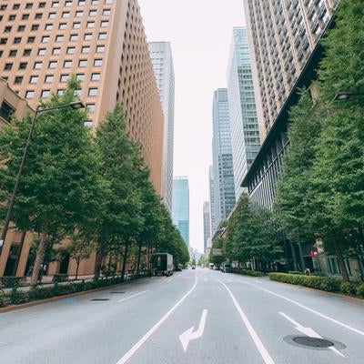 丸の内エリアの高層ビル群と道路の写真