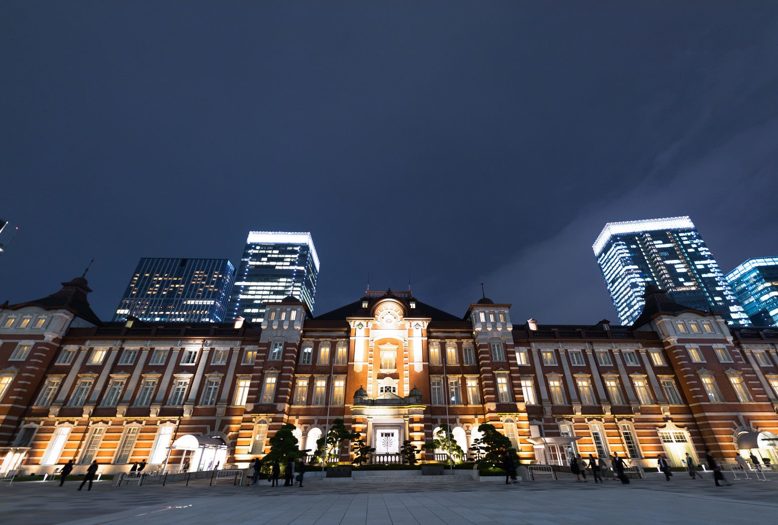 「東京駅丸の内口（夜景）」の写真