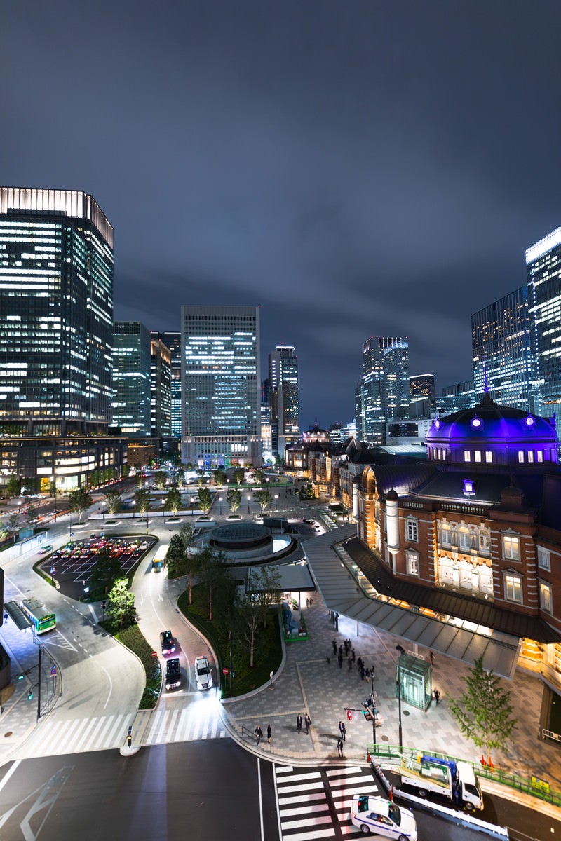 KITTE（キッテ）屋上庭園からの東京駅夜景の写真