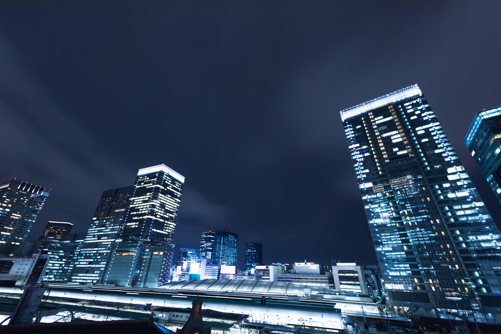 「東京駅ホームとビル群（夜景）」の写真