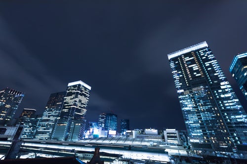 東京駅ホームとビル群（夜景）の写真