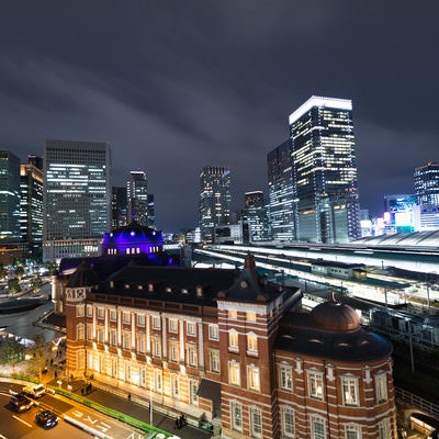 東京駅丸の内駅舎とホームの写真