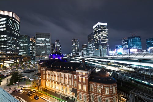 東京駅丸の内駅舎とホームの写真