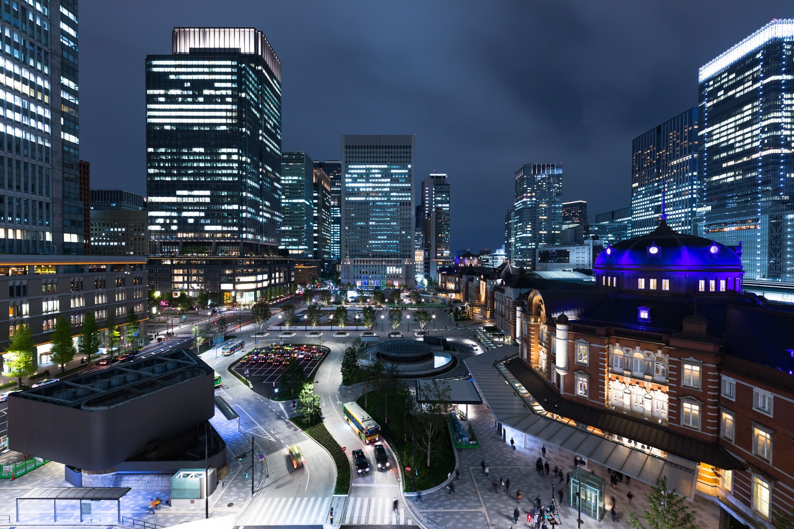 「東京駅前の夜景」の写真