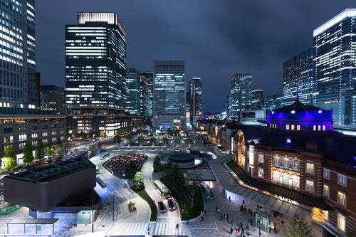 東京駅前の夜景の写真