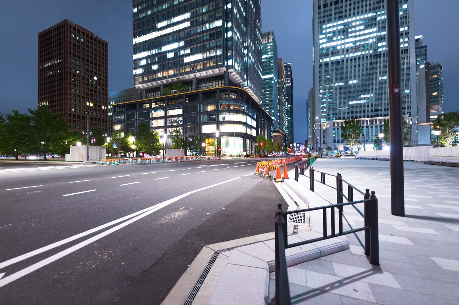「工事中の東京駅前幹線道路（夜景）」の写真