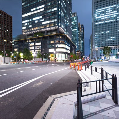 工事中の東京駅前幹線道路（夜景）の写真