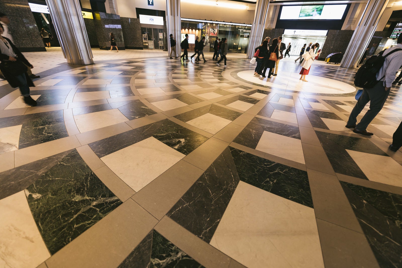 「東京駅の床模様」の写真