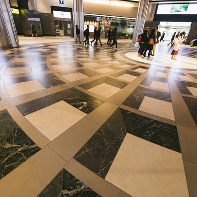 東京駅の床模様の写真