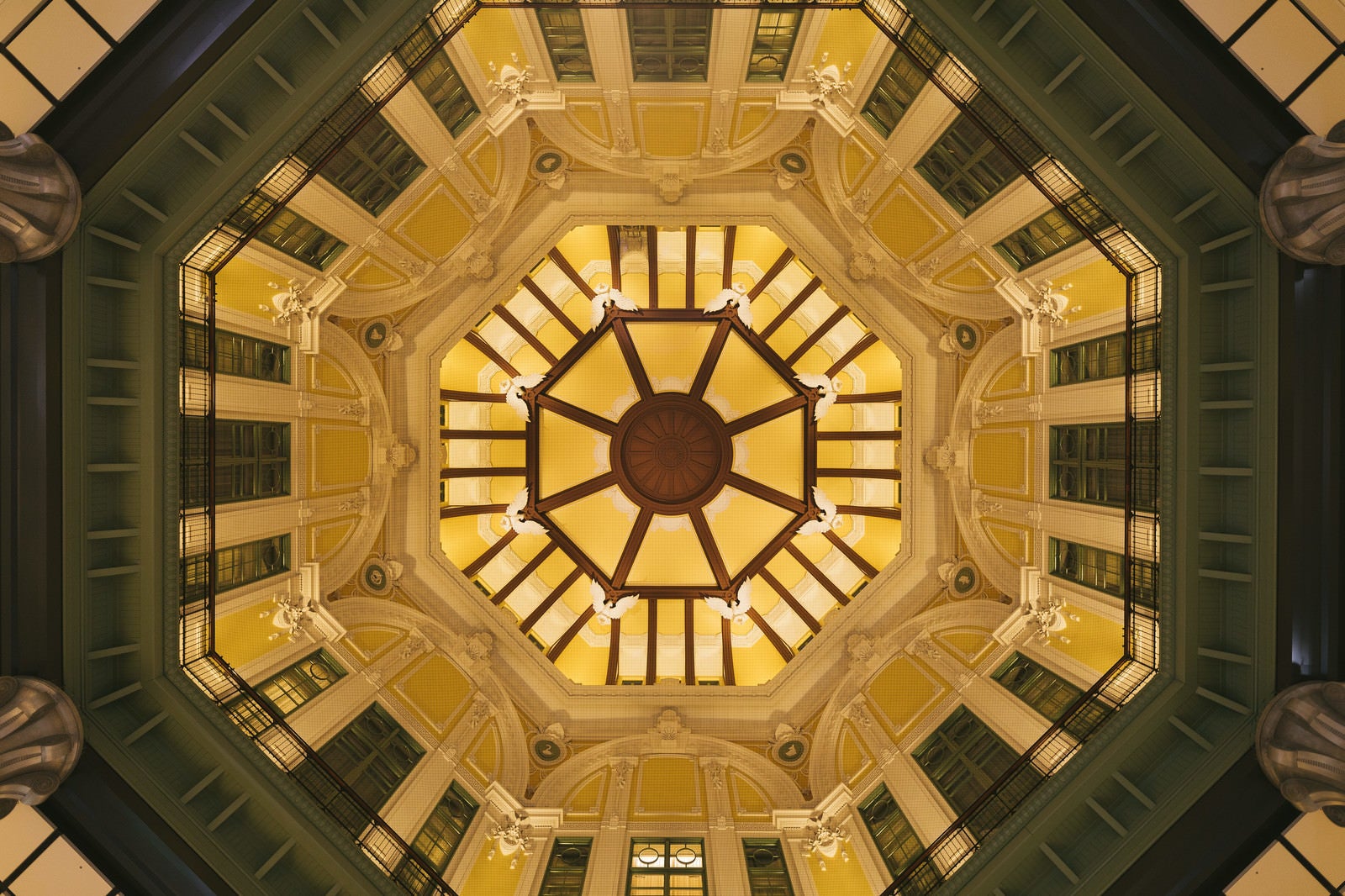 「東京駅ドーム天井の真上の様子」の写真