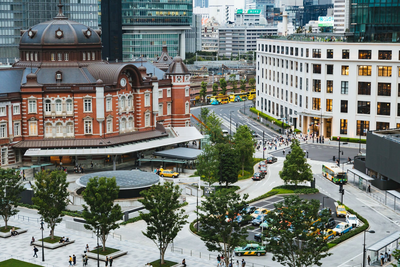 「東京駅丸の内南口の様子」の写真