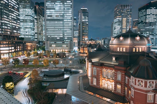 東京駅丸の内駅舎を見下ろす夜景の写真