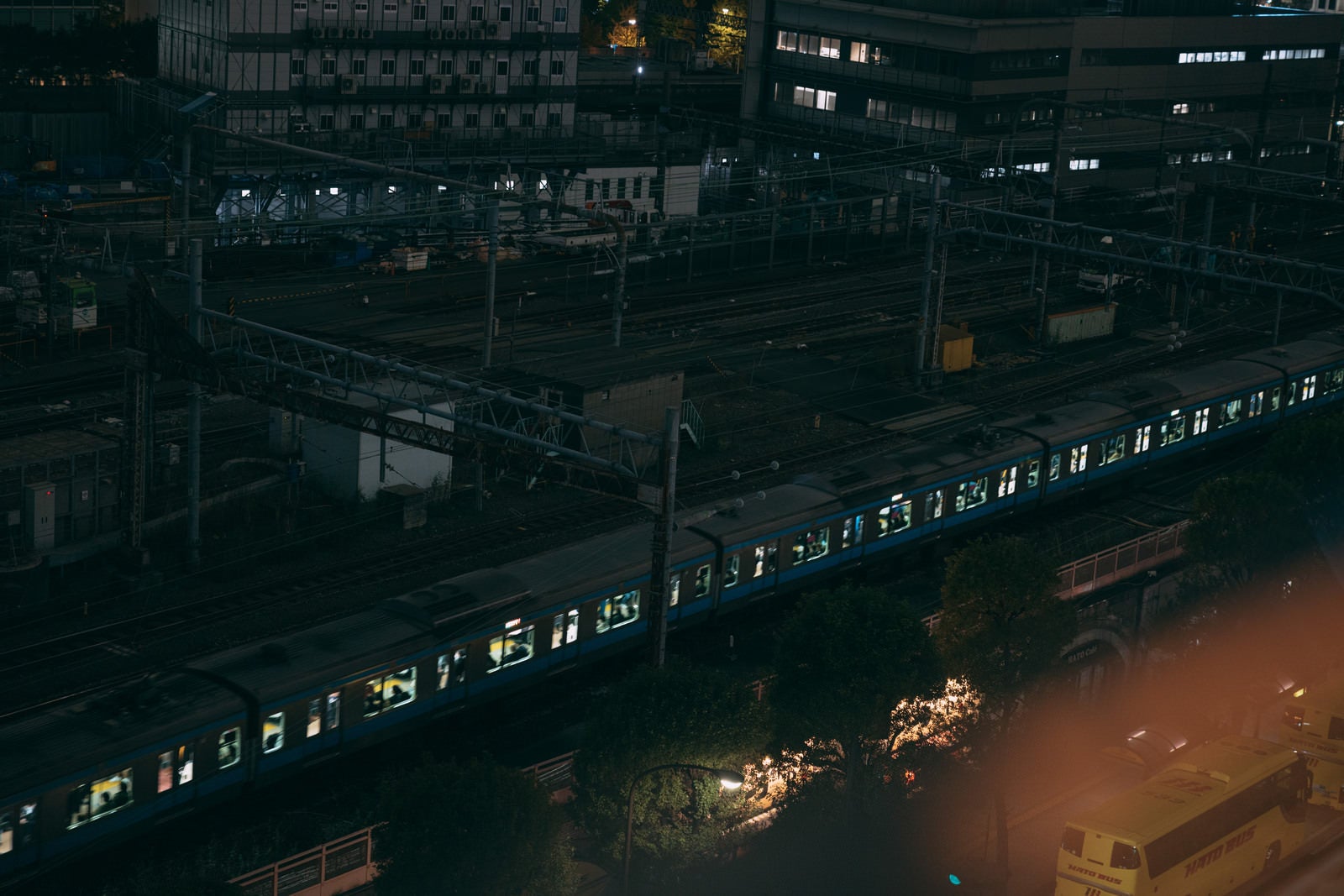 「線路を走る夜間電車（東京駅）」の写真