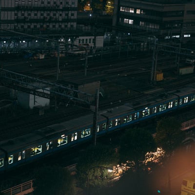 線路を走る夜間電車（東京駅）の写真