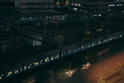 線路を走る夜間電車（東京駅）の写真