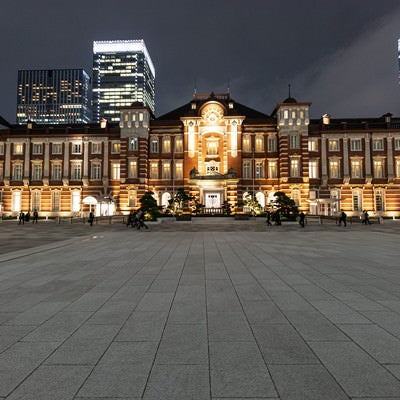 東京駅丸の内駅前広場の夜景の写真