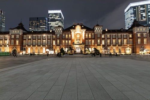 東京駅丸の内駅前広場の夜景の写真