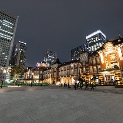 東京駅丸の内駅前広場から見たライトアップされた東京駅の写真