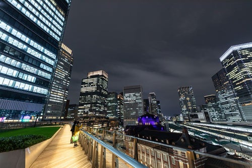 KITTEガーデンから望む東京ビル群の夜景の写真