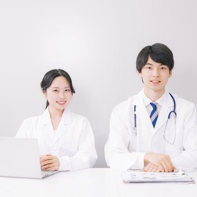 男性と女性の医師の親しみやすい笑顔の写真