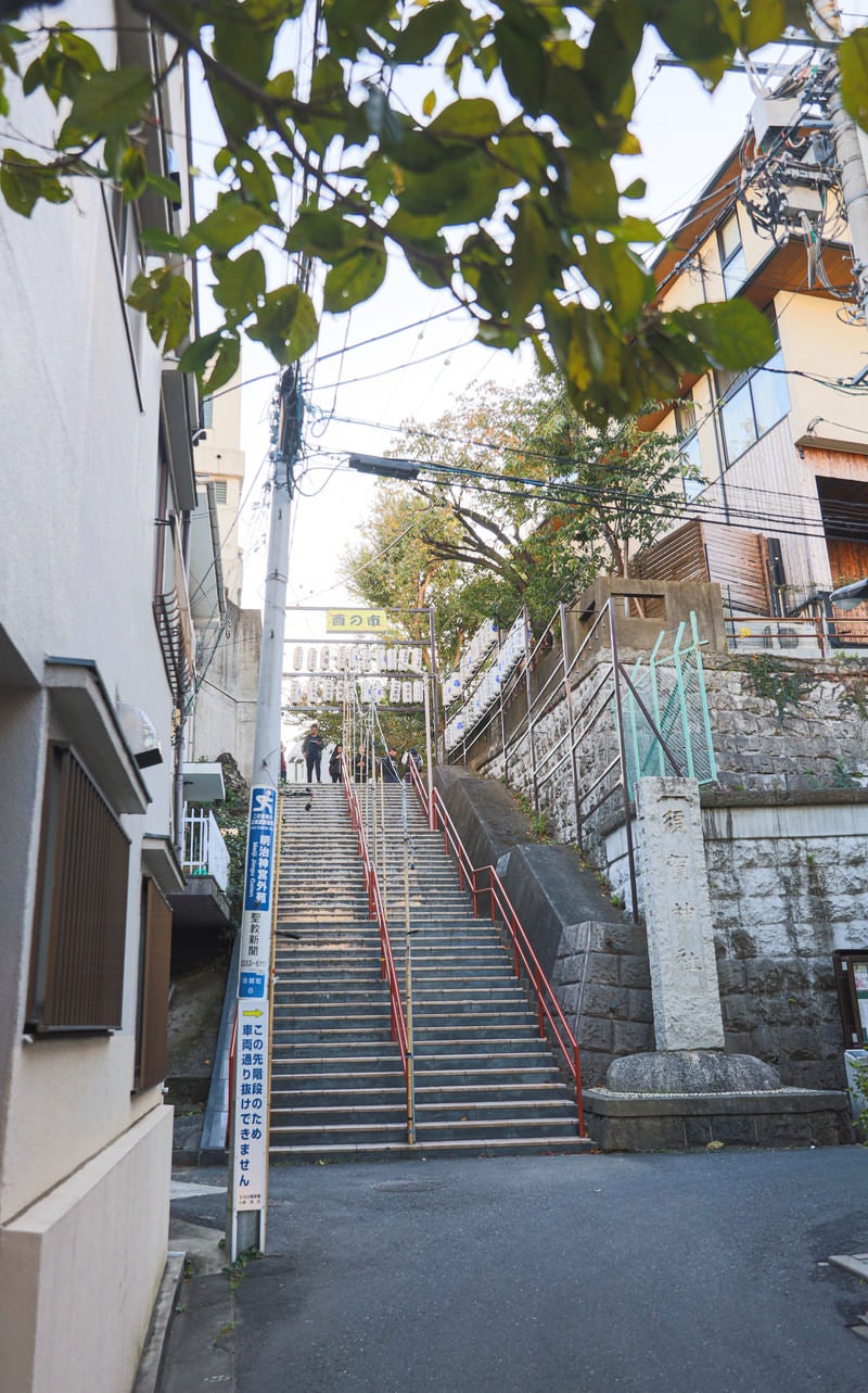 「東京四谷須賀神社の階段（酉の市開催中）」の写真