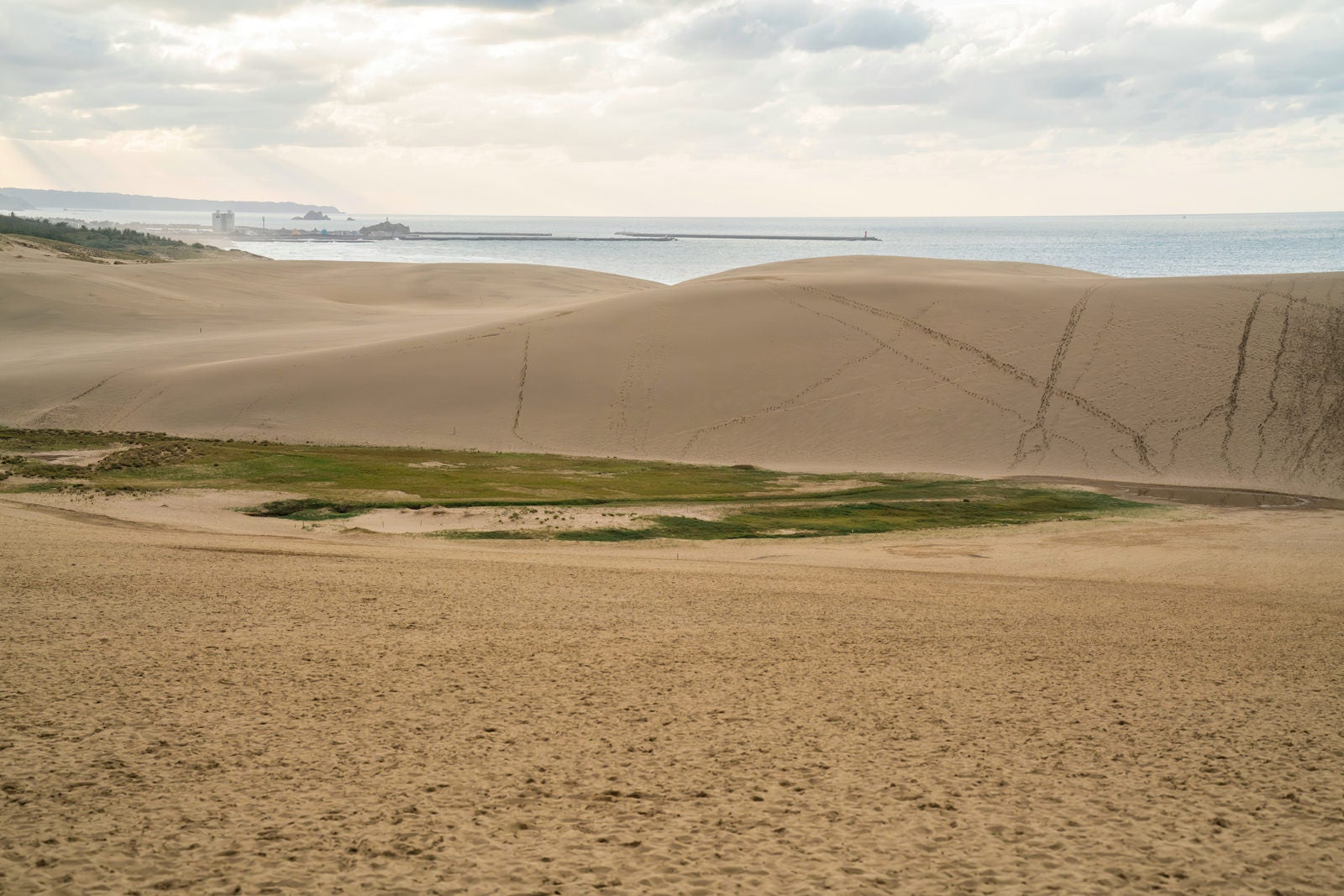 「鳥取砂丘から望む海岸」の写真