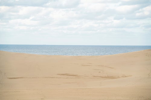水平線と鳥取砂丘の写真