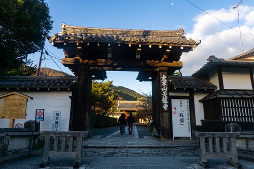 紅葉の見頃を知らせる看板が掲げられた天龍寺総門の写真