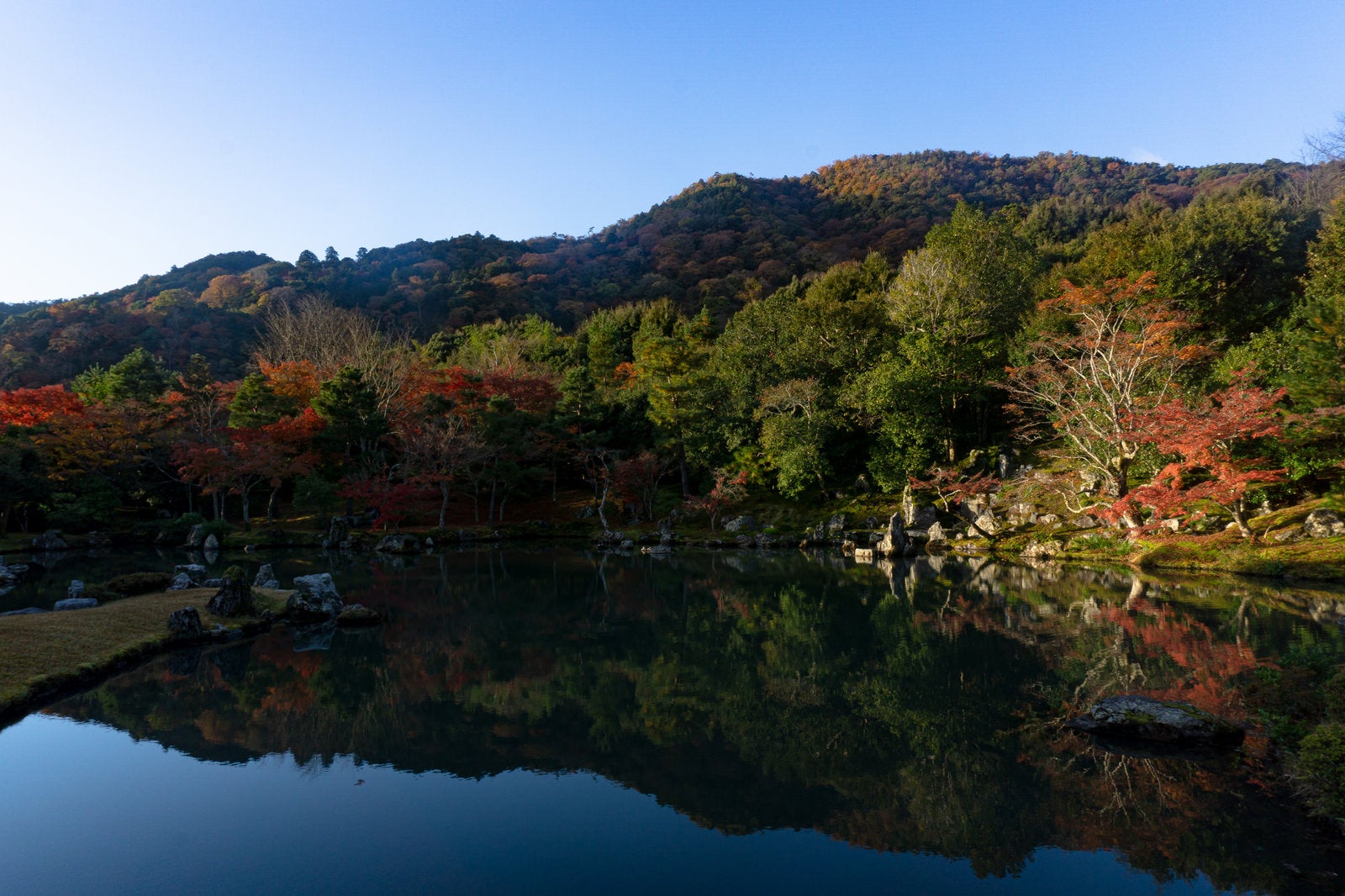 「紅葉に彩られる曹源池の水鏡」の写真