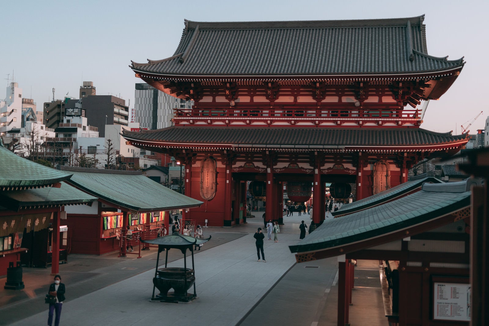 「日暮れを迎える浅草寺」の写真