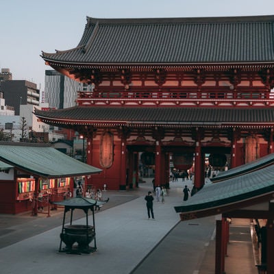 日暮れを迎える浅草寺の写真
