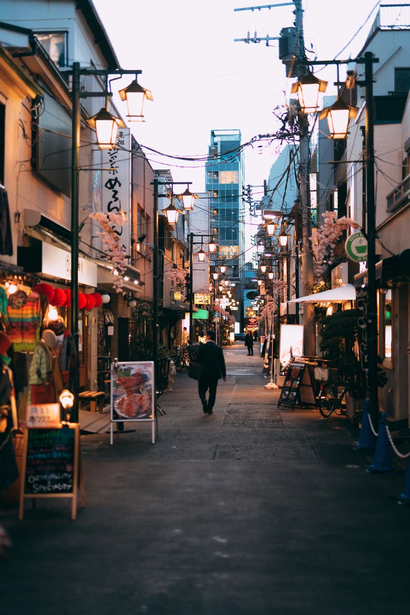 「浅草の飲食店がある路地裏を物色する通行人」の写真