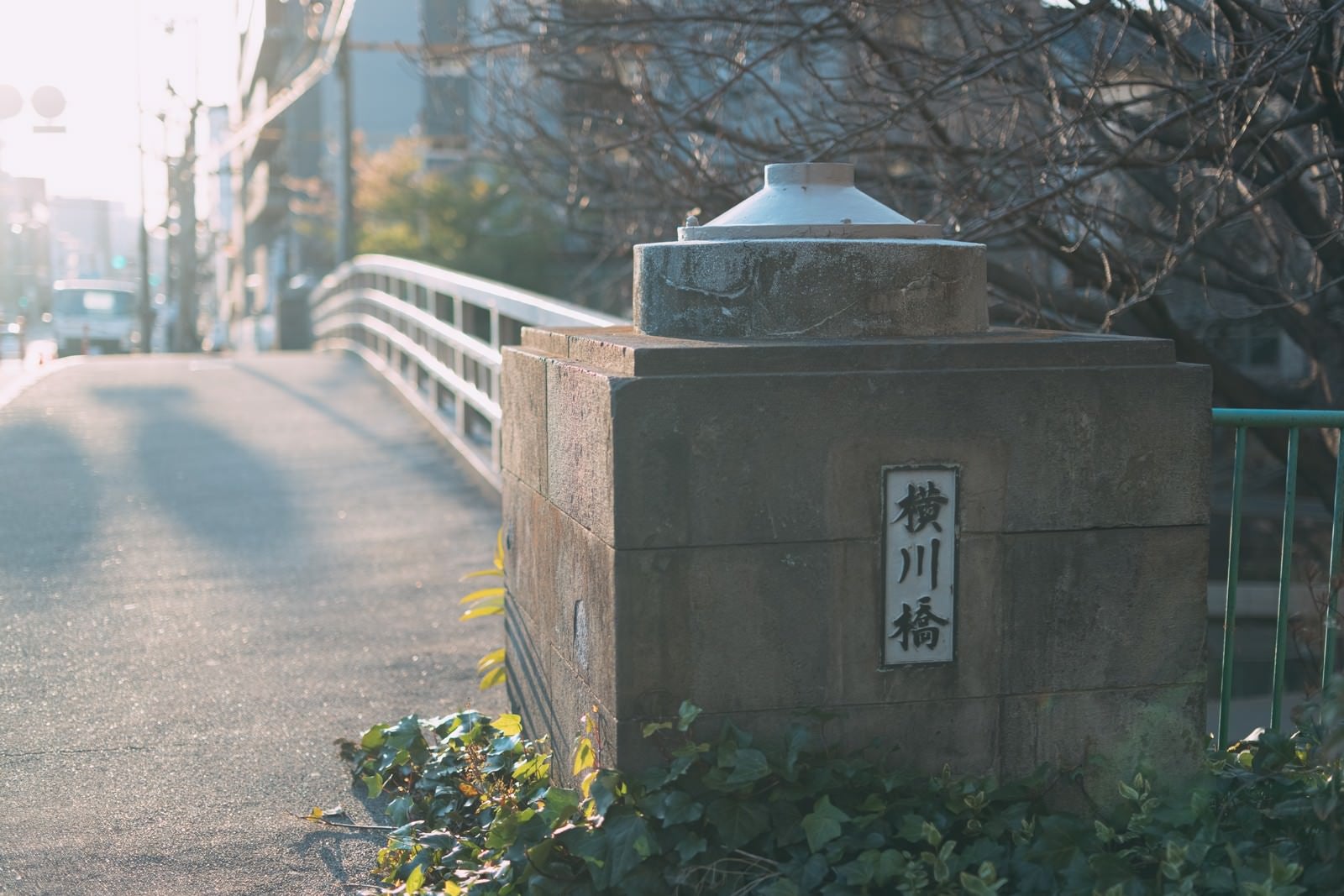 「横川橋に伸びる影（東京都墨田区）」の写真