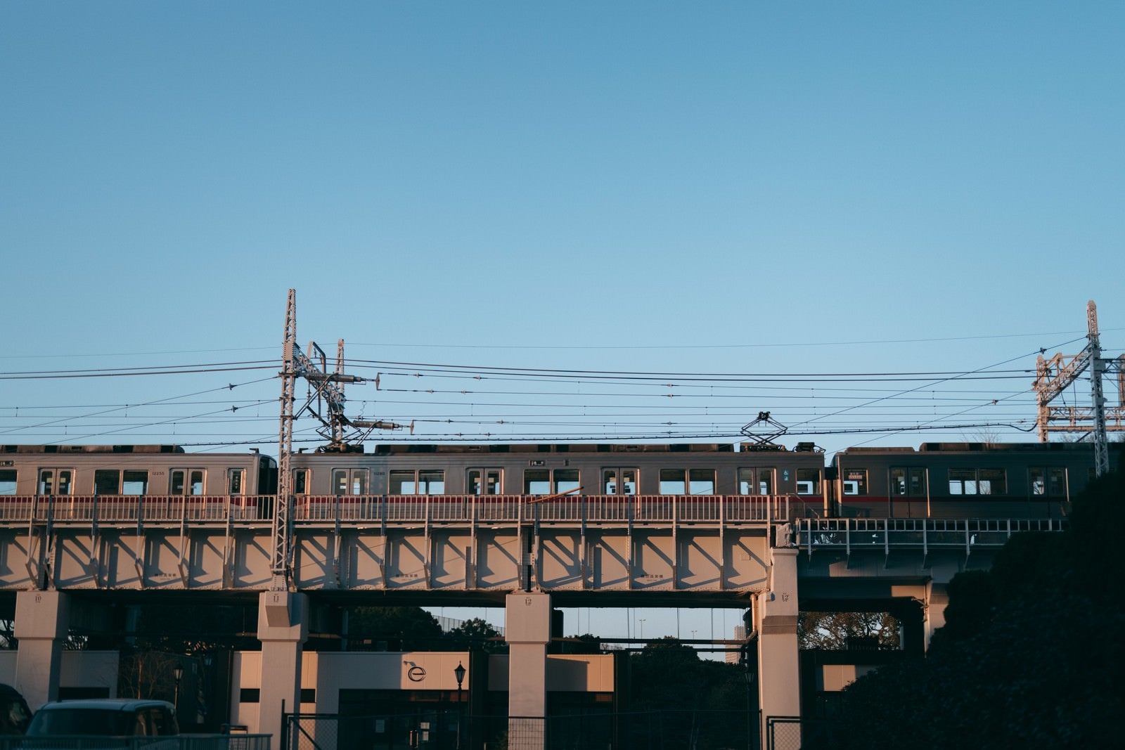 「高架鉄道の無人車両と青空」の写真