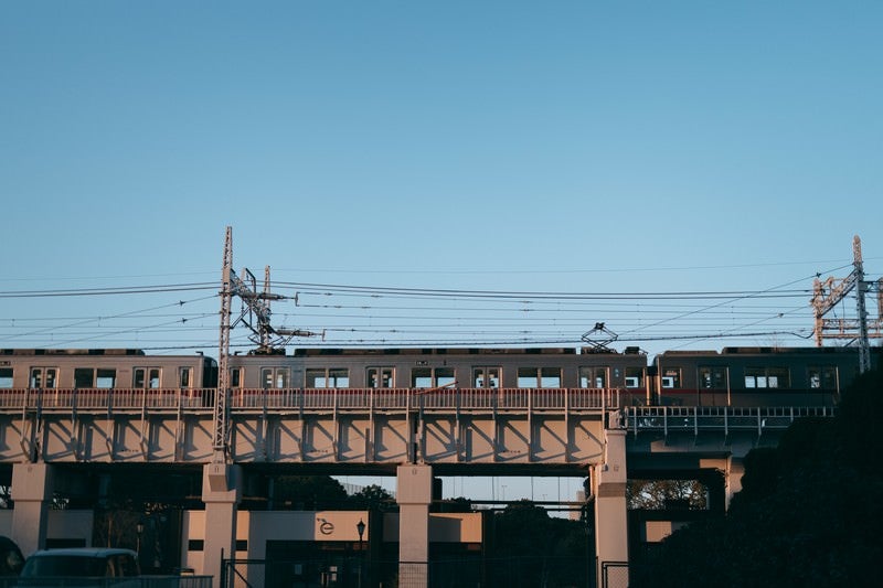 高架鉄道の無人車両と青空の写真